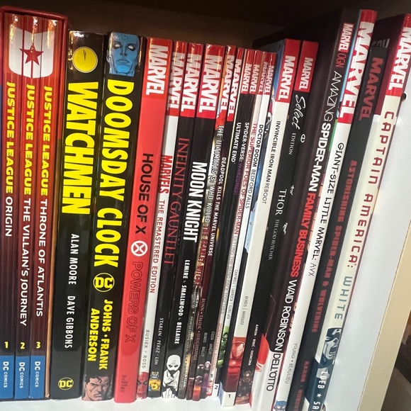 Marvel and DC Graphic Novel Collection - Picture 2 of 4